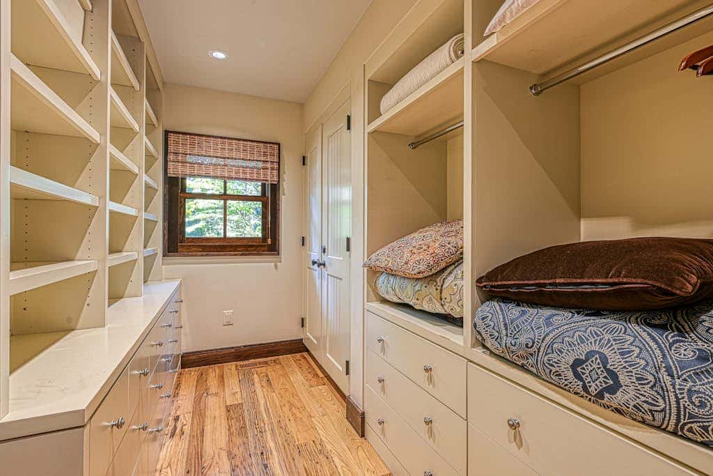 Lakefront 7BR Chalet - HOT TUB - Swanton
