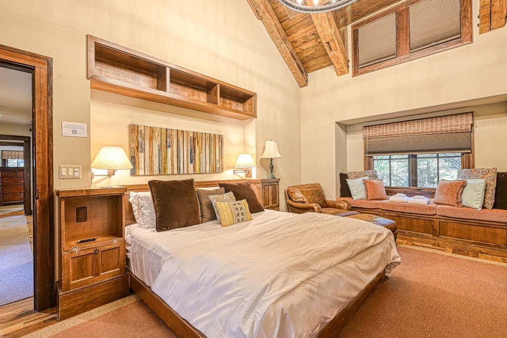 Lakefront 7BR Chalet - HOT TUB - Swanton