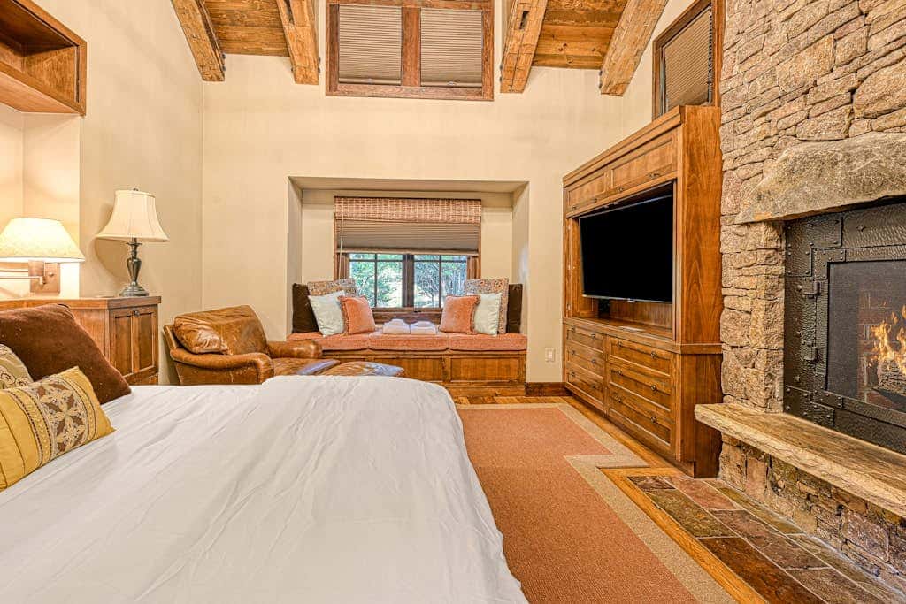 Lakefront 7BR Chalet - HOT TUB - Swanton