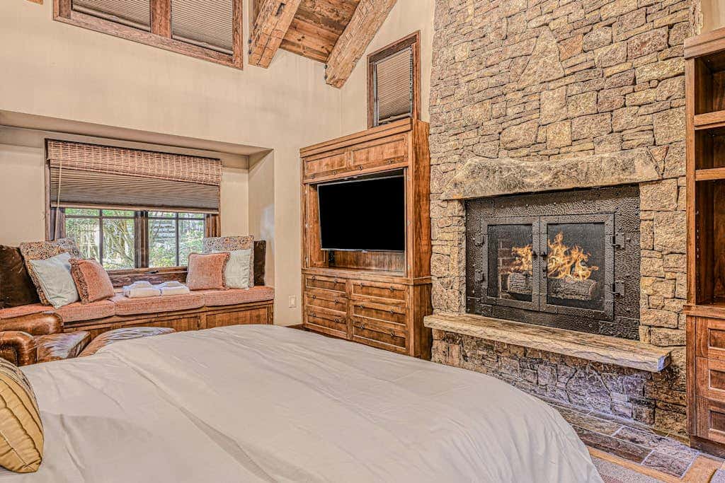 Lakefront 7BR Chalet - HOT TUB - Swanton