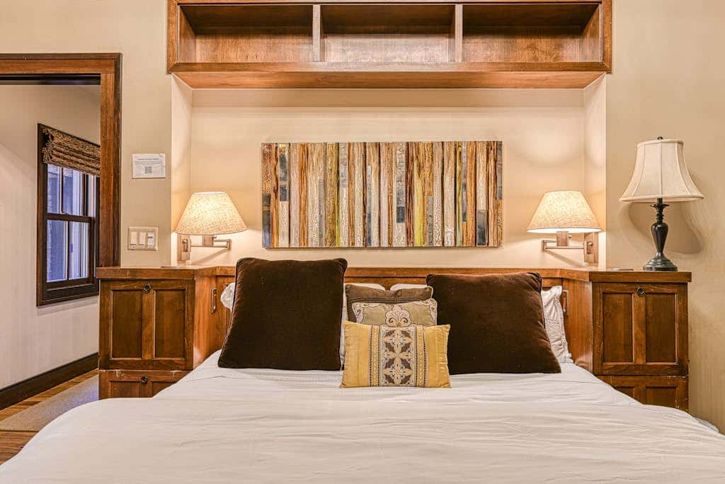 Lakefront 7BR Chalet - HOT TUB - Swanton
