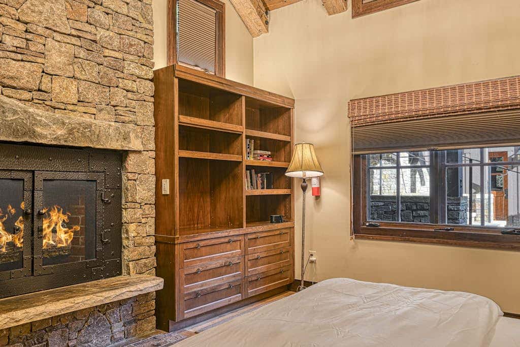 Lakefront 7BR Chalet - HOT TUB - Swanton
