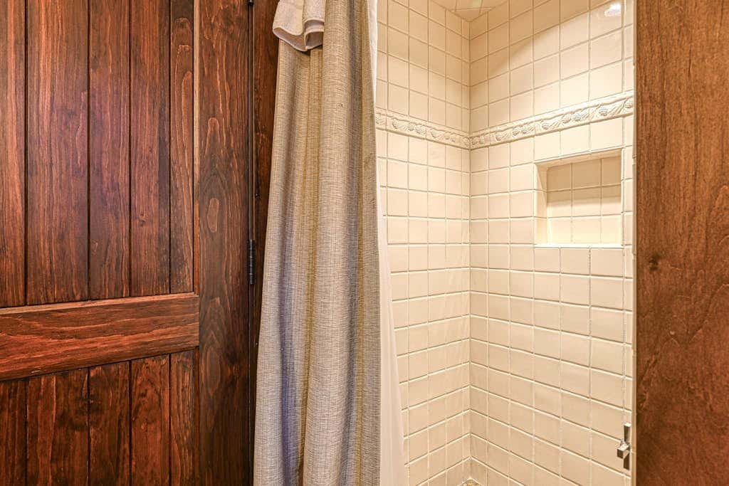 Lakefront 7BR Chalet - HOT TUB - Swanton