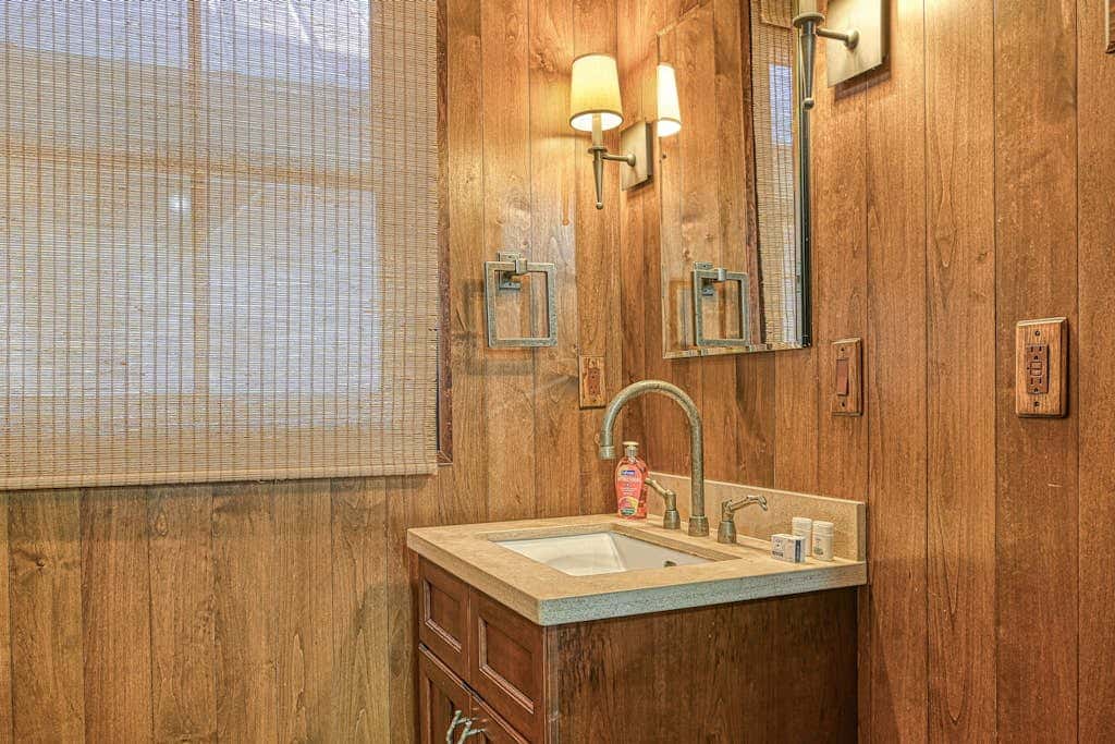 Lakefront 7BR Chalet - HOT TUB - Swanton