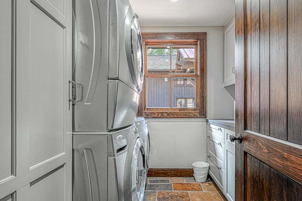 Lakefront 7BR Chalet - HOT TUB - Swanton