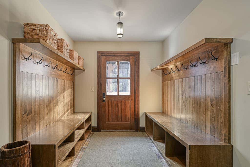 Lakefront 7BR Chalet - HOT TUB - Swanton