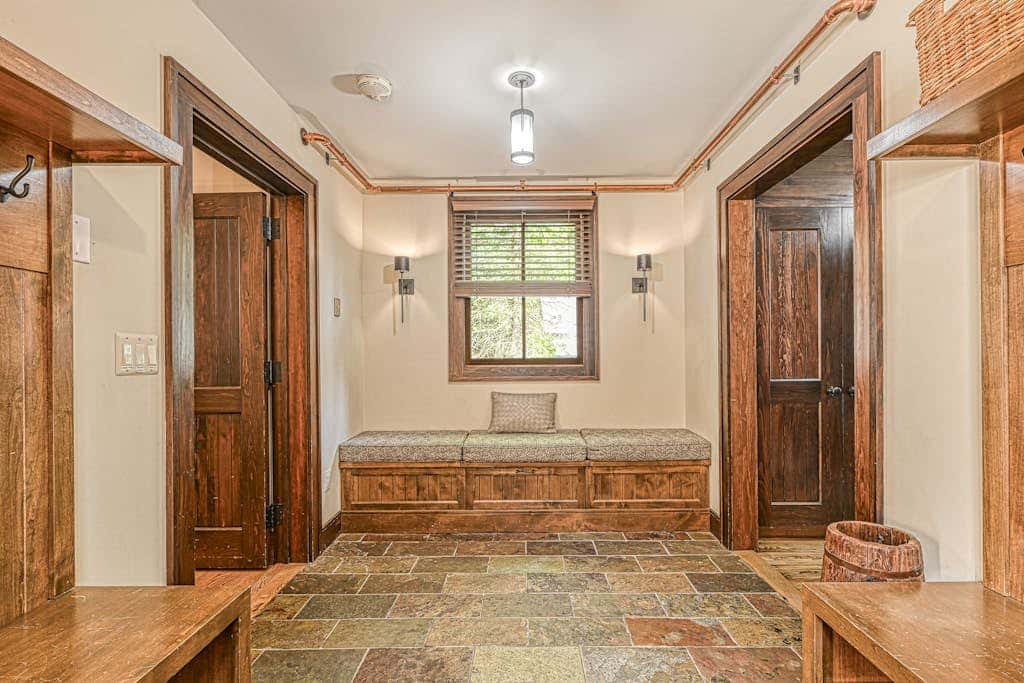 Lakefront 7BR Chalet - HOT TUB - Swanton
