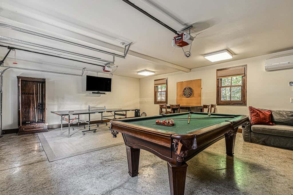 Lakefront 7BR Chalet - HOT TUB - Swanton