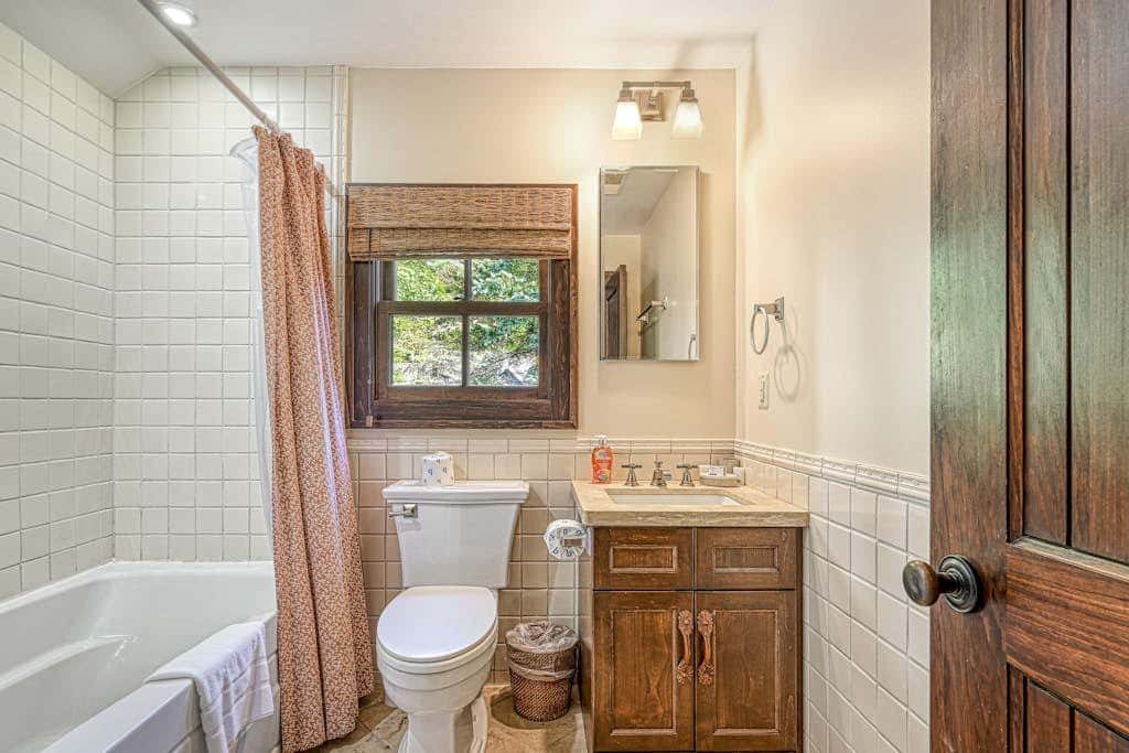 Lakefront 7BR Chalet - HOT TUB - Swanton