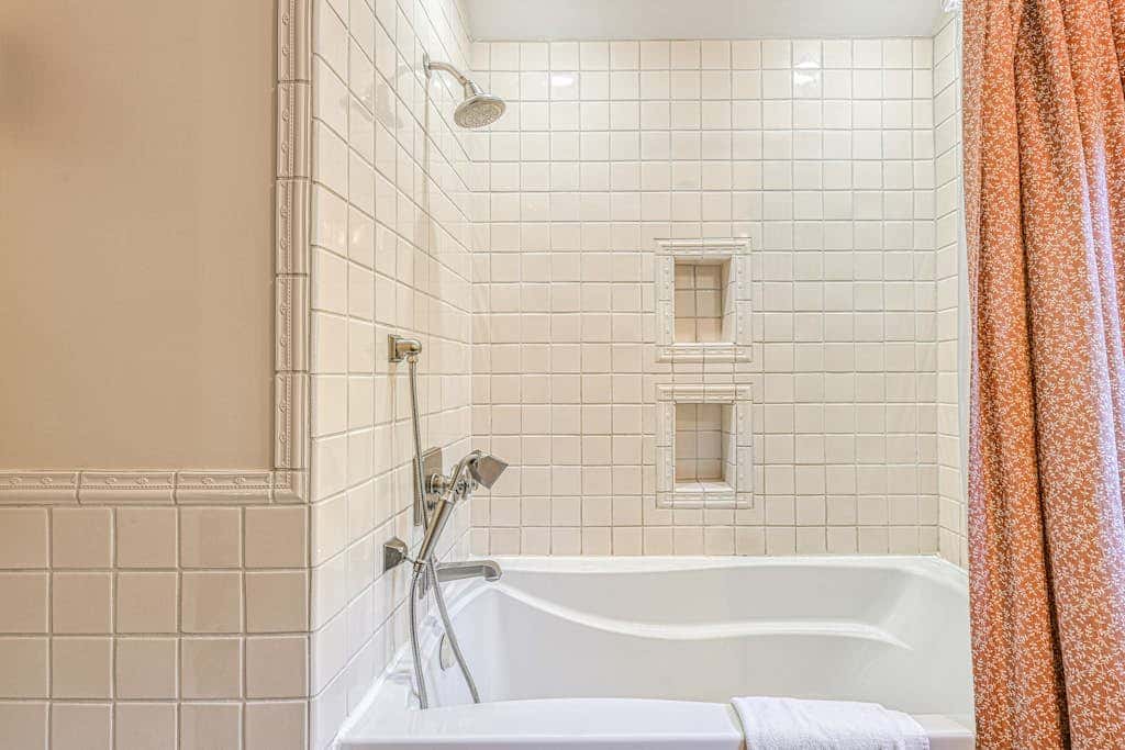 Lakefront 7BR Chalet - HOT TUB - Swanton