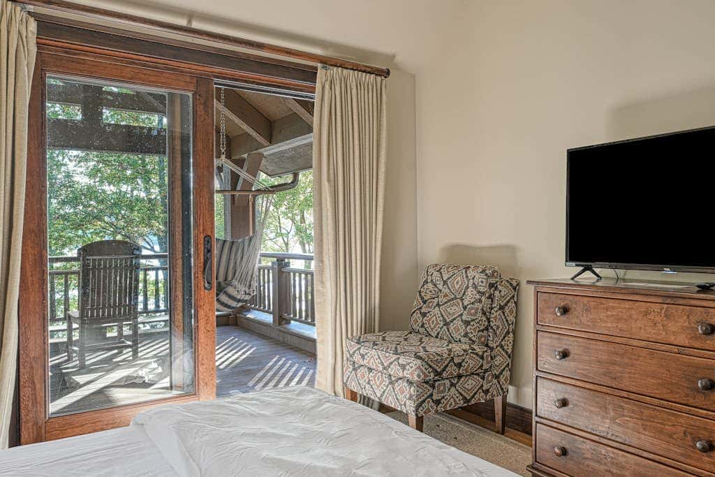 Lakefront 7BR Chalet - HOT TUB - Swanton