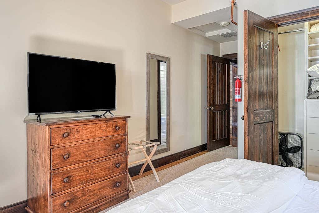 Lakefront 7BR Chalet - HOT TUB - Swanton