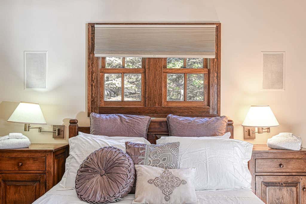 Lakefront 7BR Chalet - HOT TUB - Swanton