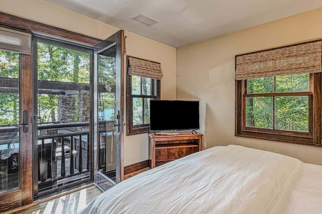 Lakefront 7BR Chalet - HOT TUB - Swanton