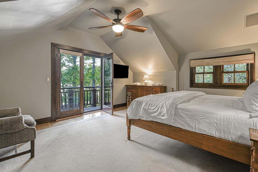 Lakefront 7BR Chalet - HOT TUB - Swanton