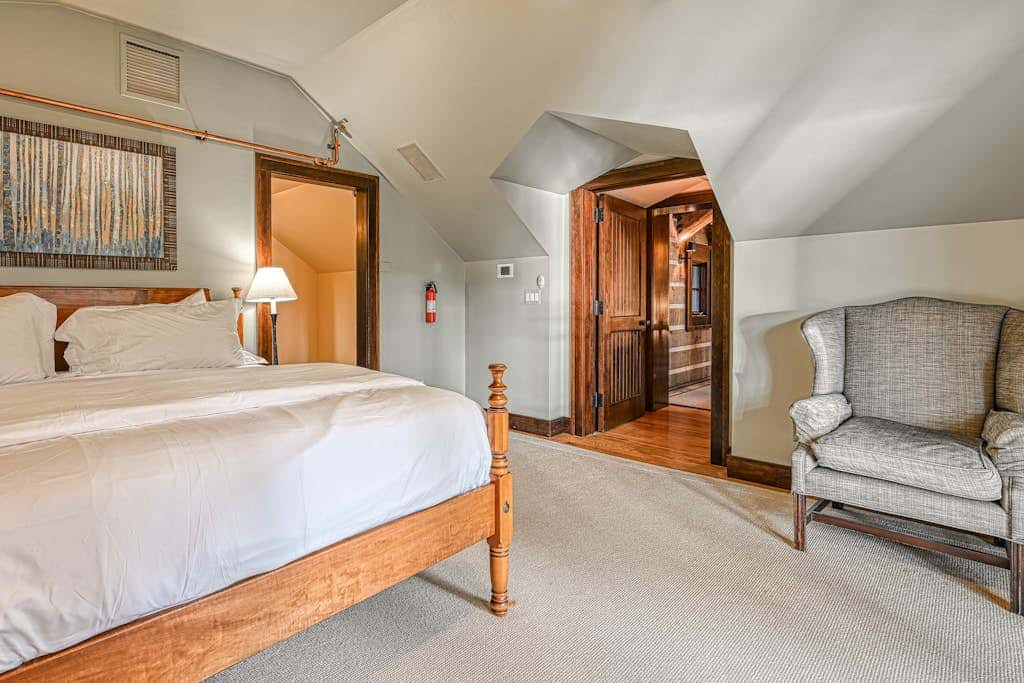 Lakefront 7BR Chalet - HOT TUB - Swanton