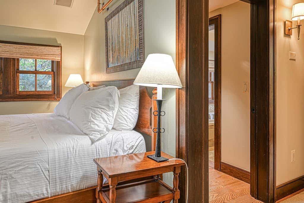 Lakefront 7BR Chalet - HOT TUB - Swanton