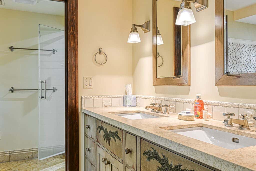 Lakefront 7BR Chalet - HOT TUB - Swanton
