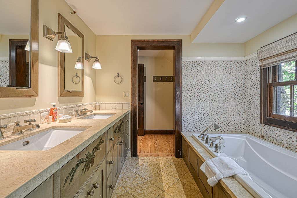Lakefront 7BR Chalet - HOT TUB - Swanton