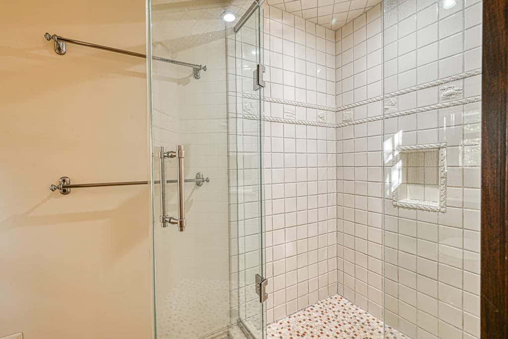 Lakefront 7BR Chalet - HOT TUB - Swanton