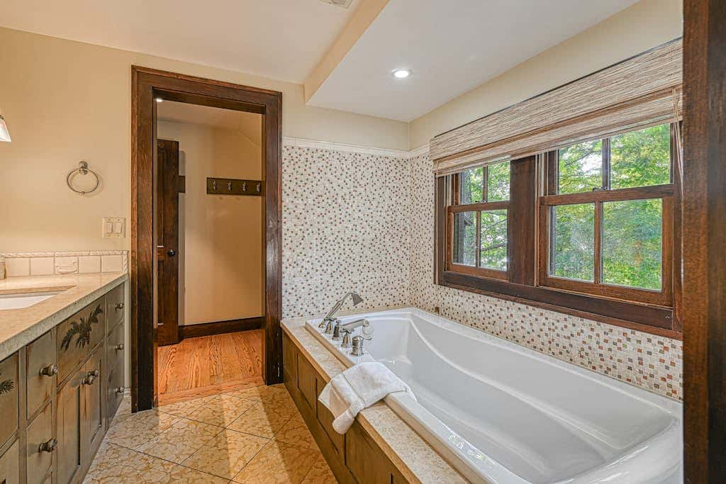Lakefront 7BR Chalet - HOT TUB - Swanton
