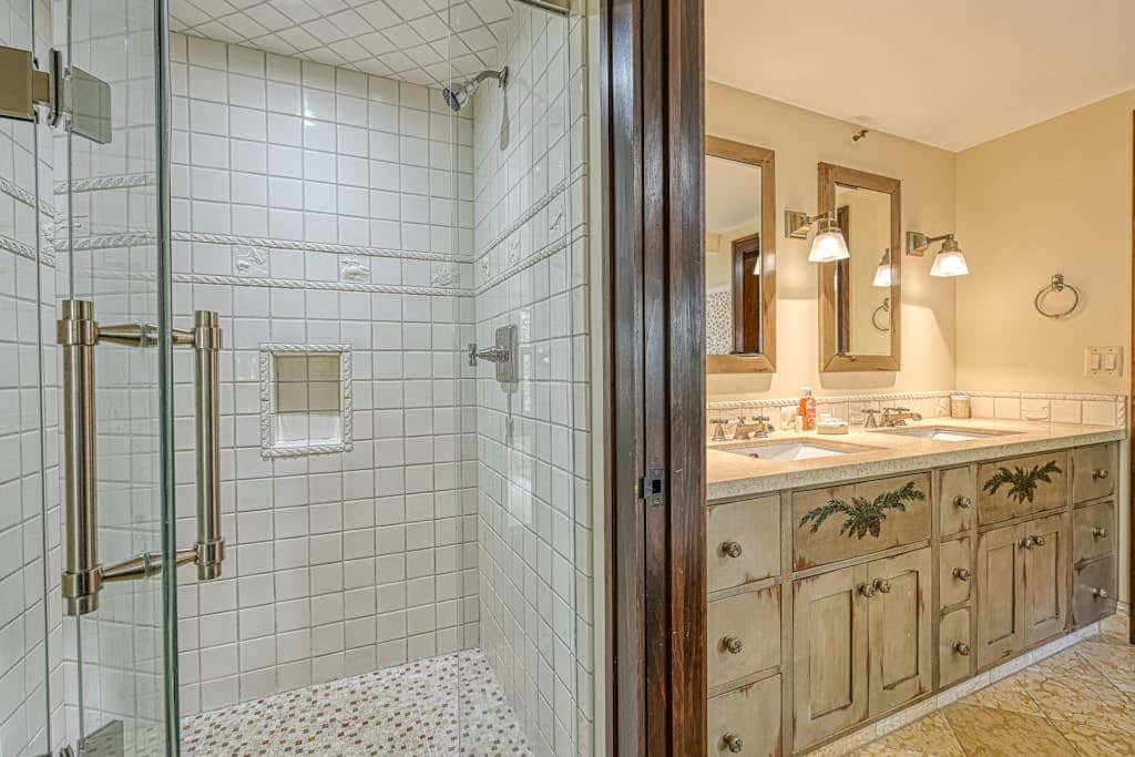 Lakefront 7BR Chalet - HOT TUB - Swanton