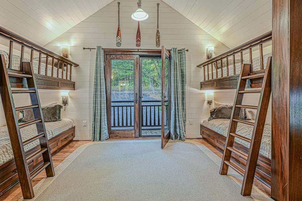 Lakefront 7BR Chalet - HOT TUB - Swanton