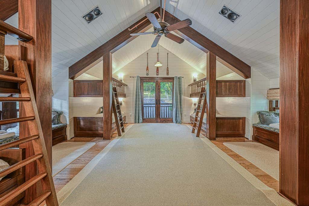 Lakefront 7BR Chalet - HOT TUB - Swanton