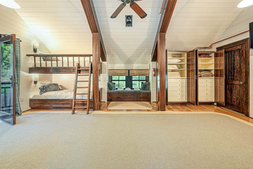 Lakefront 7BR Chalet - HOT TUB - Swanton