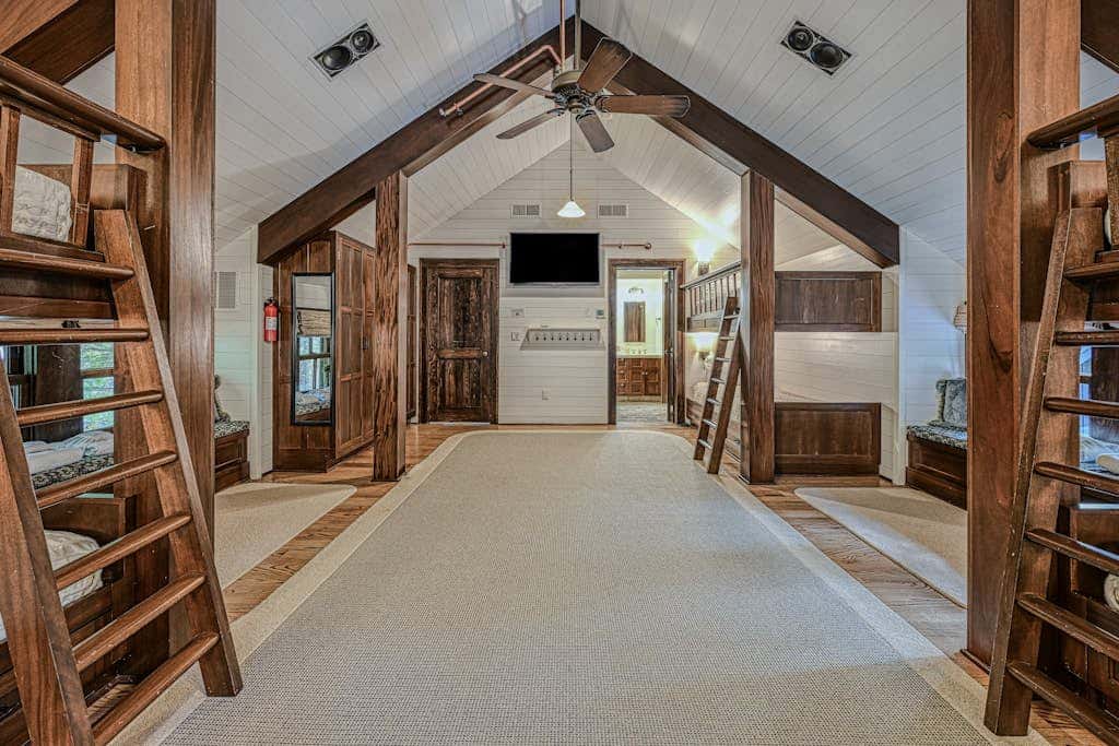 Lakefront 7BR Chalet - HOT TUB - Swanton