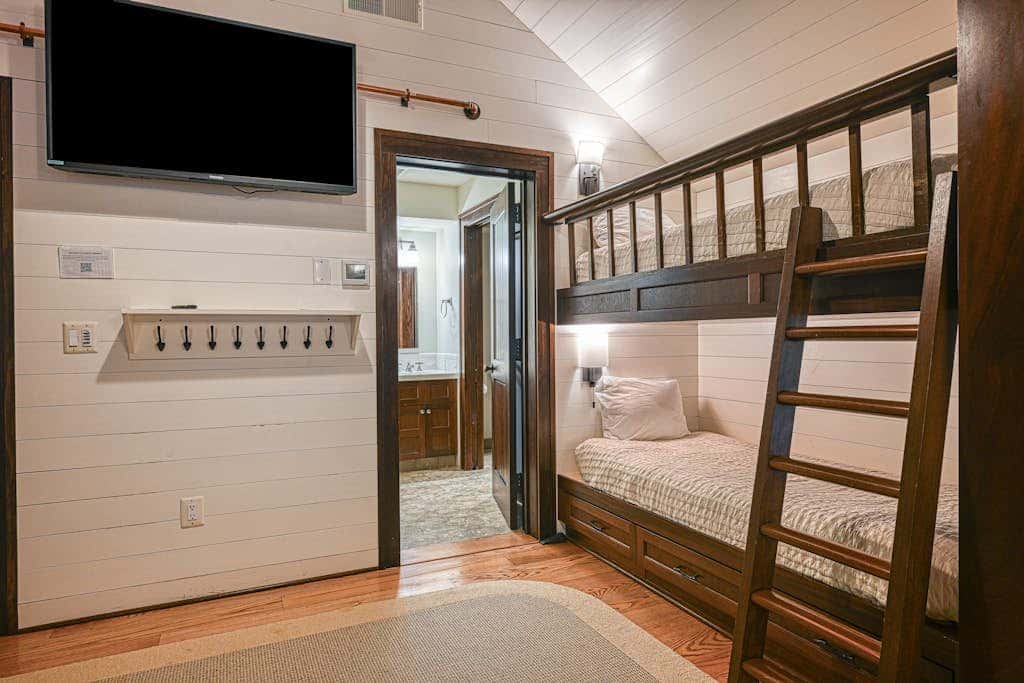 Lakefront 7BR Chalet - HOT TUB - Swanton