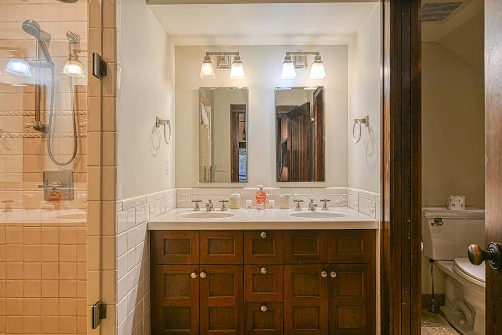 Lakefront 7BR Chalet - HOT TUB - Swanton