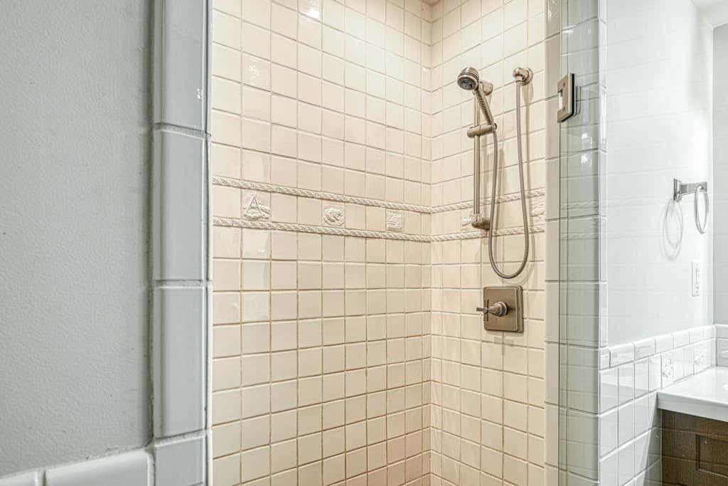 Lakefront 7BR Chalet - HOT TUB - Swanton