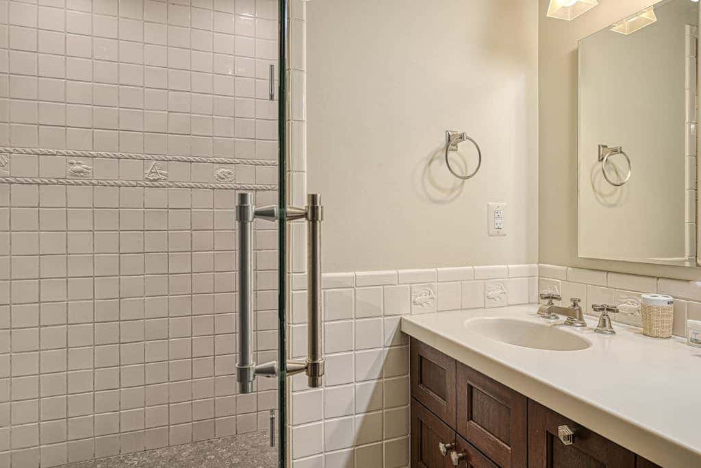 Lakefront 7BR Chalet - HOT TUB - Swanton