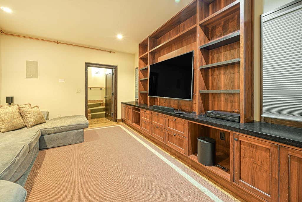 Lakefront 7BR Chalet - HOT TUB - Swanton