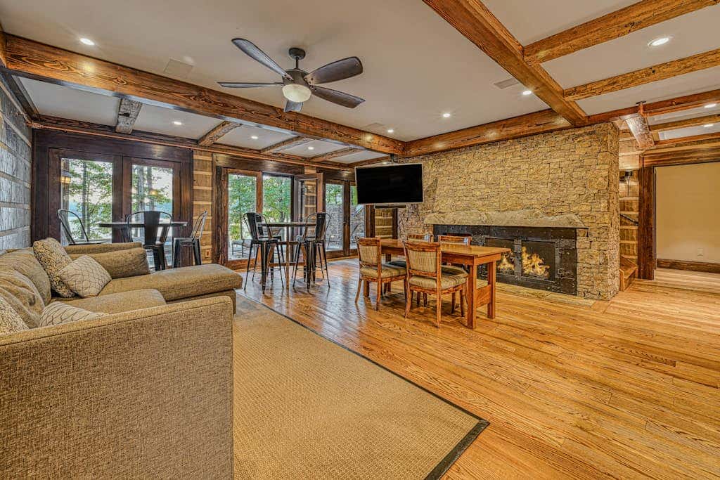 Lakefront 7BR Chalet - HOT TUB - Swanton