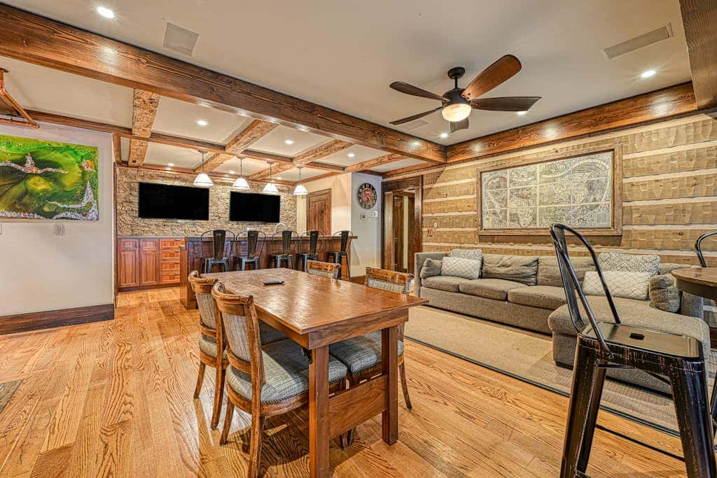Lakefront 7BR Chalet - HOT TUB - Swanton