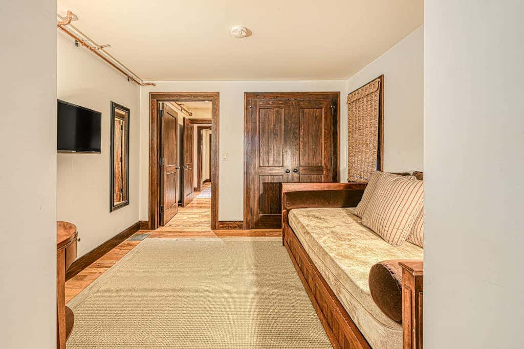 Lakefront 7BR Chalet - HOT TUB - Swanton