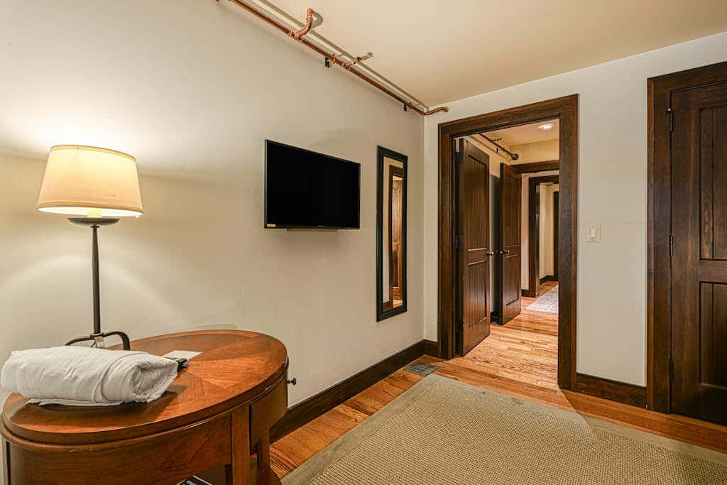 Lakefront 7BR Chalet - HOT TUB - Swanton