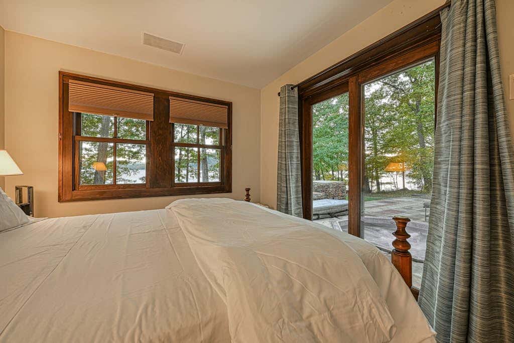 Lakefront 7BR Chalet - HOT TUB - Swanton