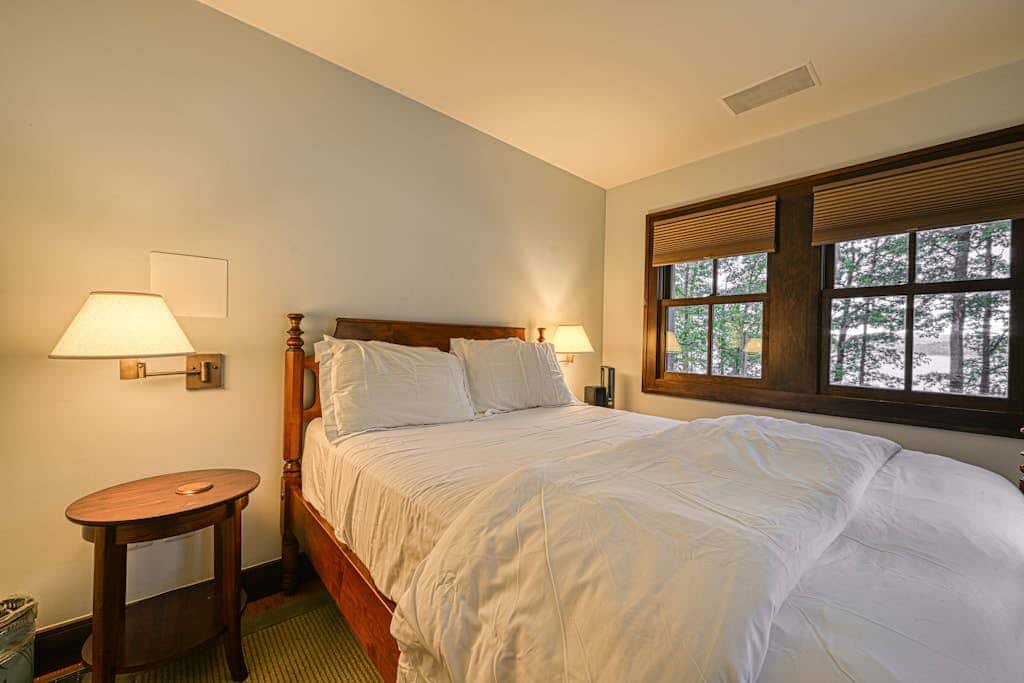 Lakefront 7BR Chalet - HOT TUB - Swanton