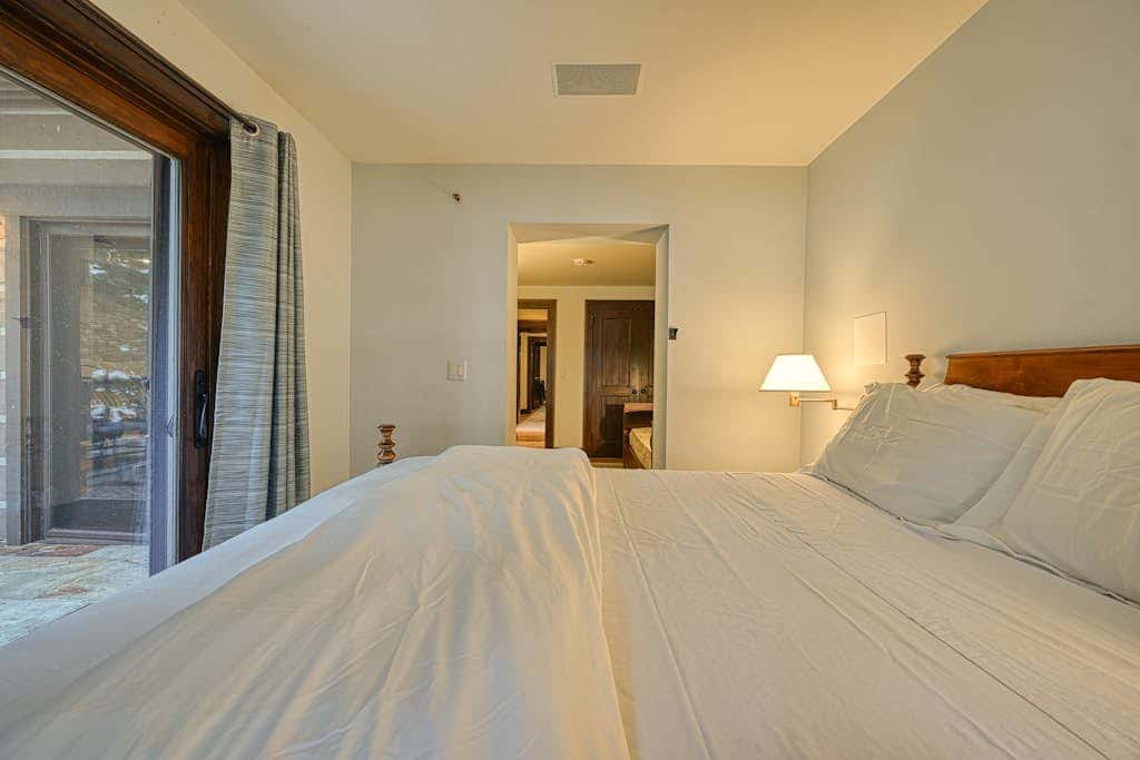 Lakefront 7BR Chalet - HOT TUB - Swanton