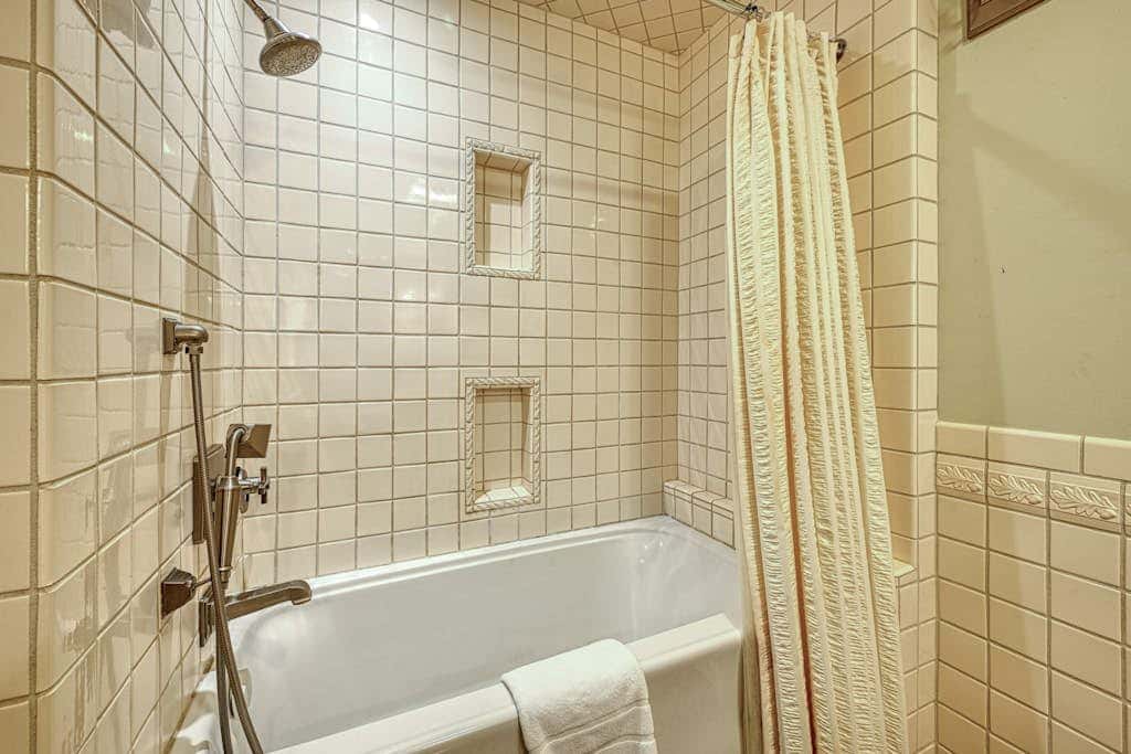 Lakefront 7BR Chalet - HOT TUB - Swanton