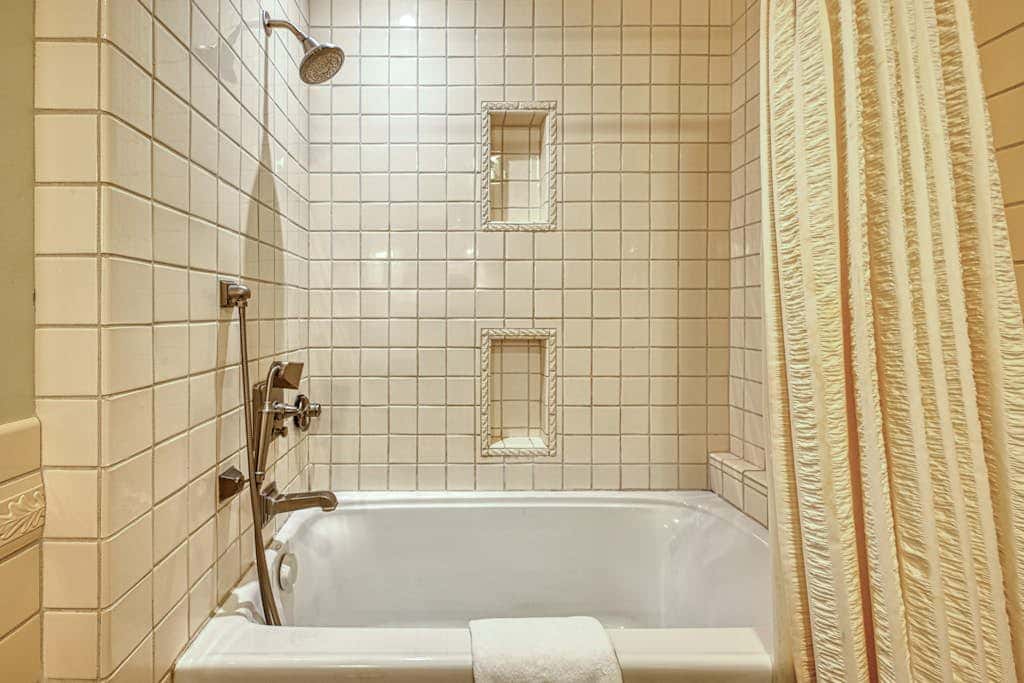 Lakefront 7BR Chalet - HOT TUB - Swanton