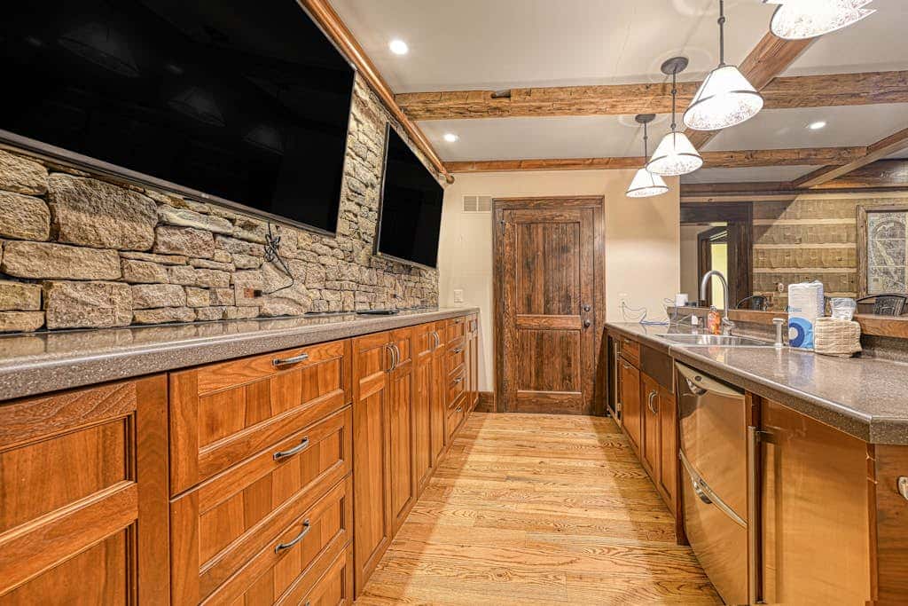 Lakefront 7BR Chalet - HOT TUB - Swanton
