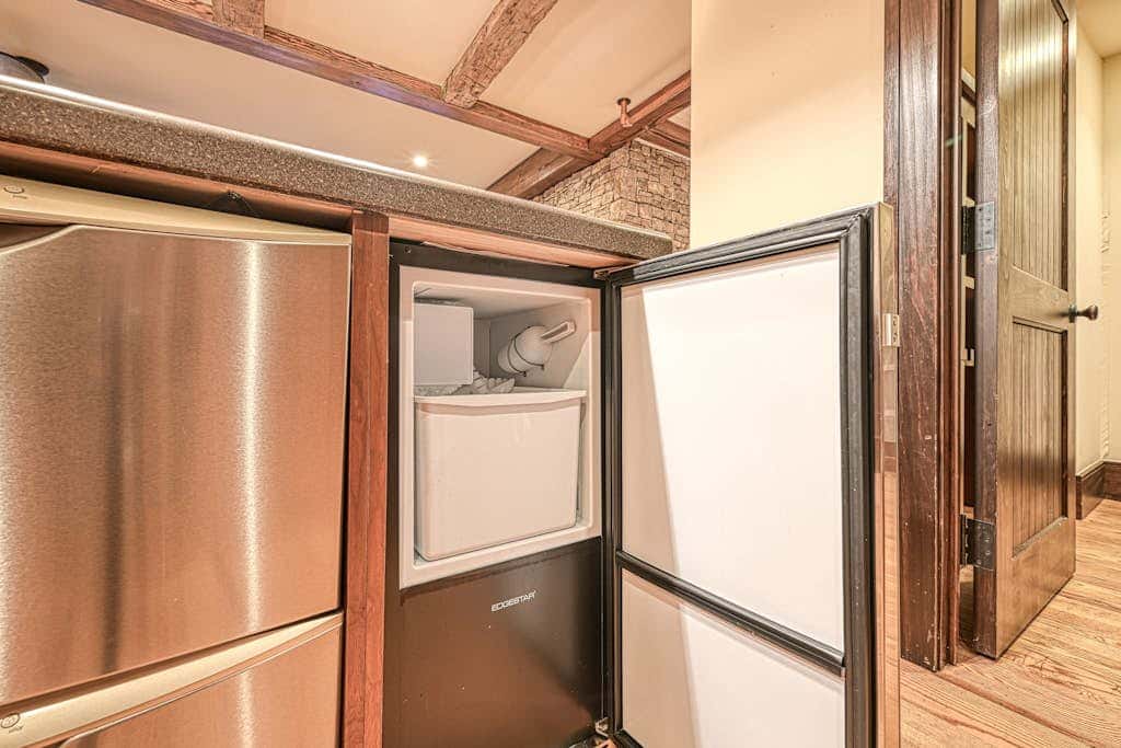 Lakefront 7BR Chalet - HOT TUB - Swanton