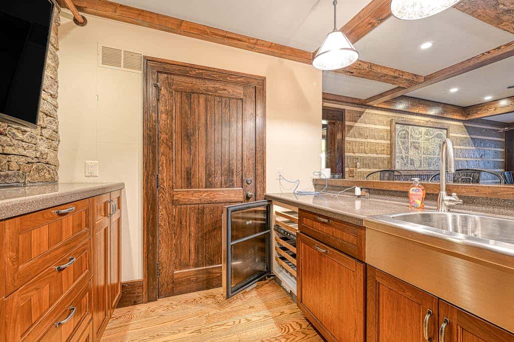 Lakefront 7BR Chalet - HOT TUB - Swanton