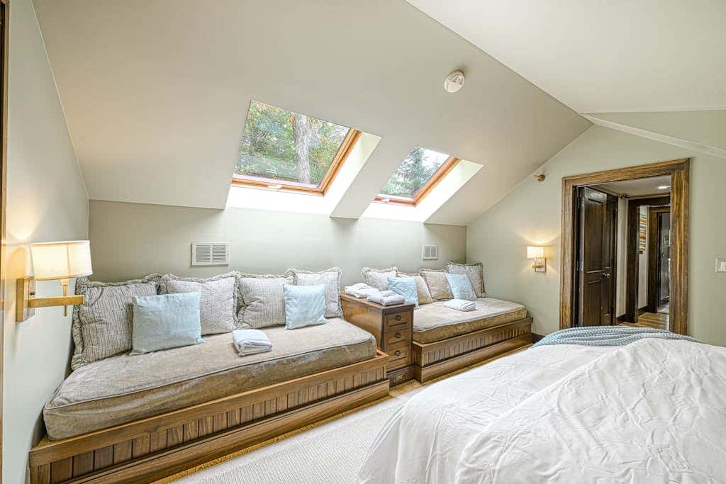 Lakefront 7BR Chalet - HOT TUB - Swanton