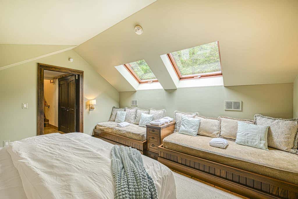 Lakefront 7BR Chalet - HOT TUB - Swanton