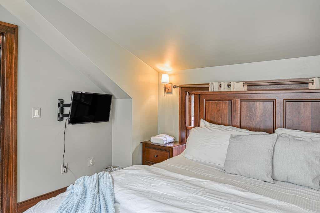 Lakefront 7BR Chalet - HOT TUB - Swanton